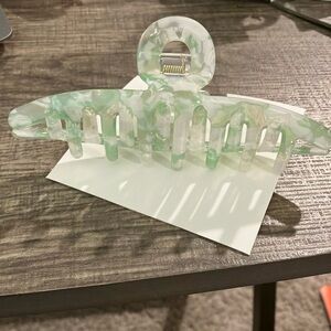 Elegant Green Hair Claw Clip